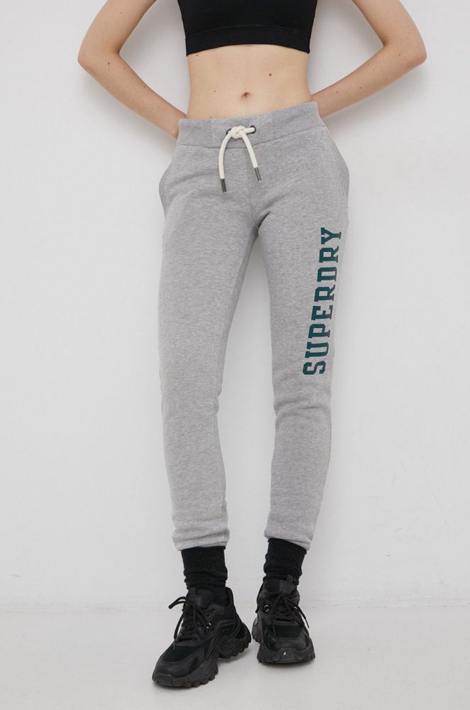 Штани Superdry жіночі колір сірий з принтом