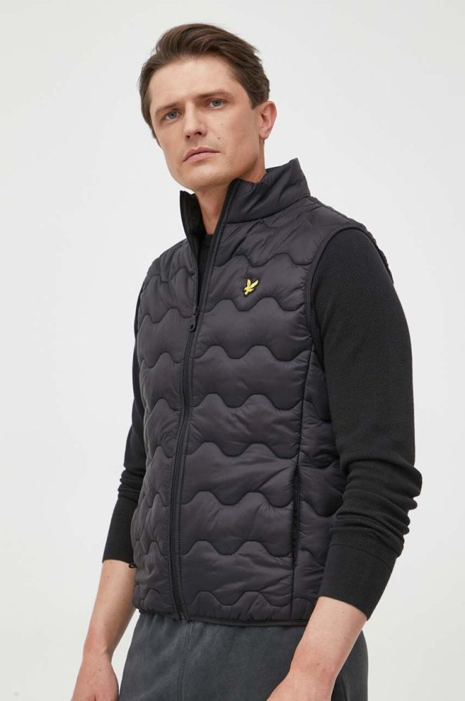 Безрукавка Lyle & Scott чоловічий колір чорний перехідний